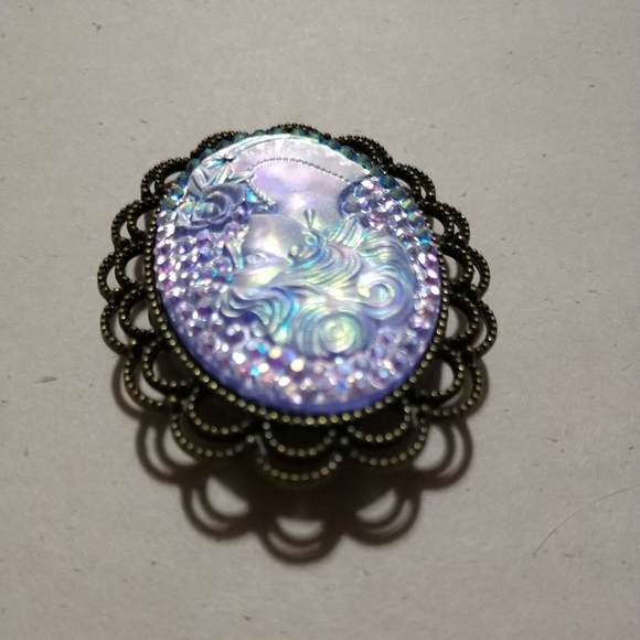 Beautiful! Vintage Bronze Tone Plastic Cameo of a Woman Brooch Pin - Picture 6 of 8